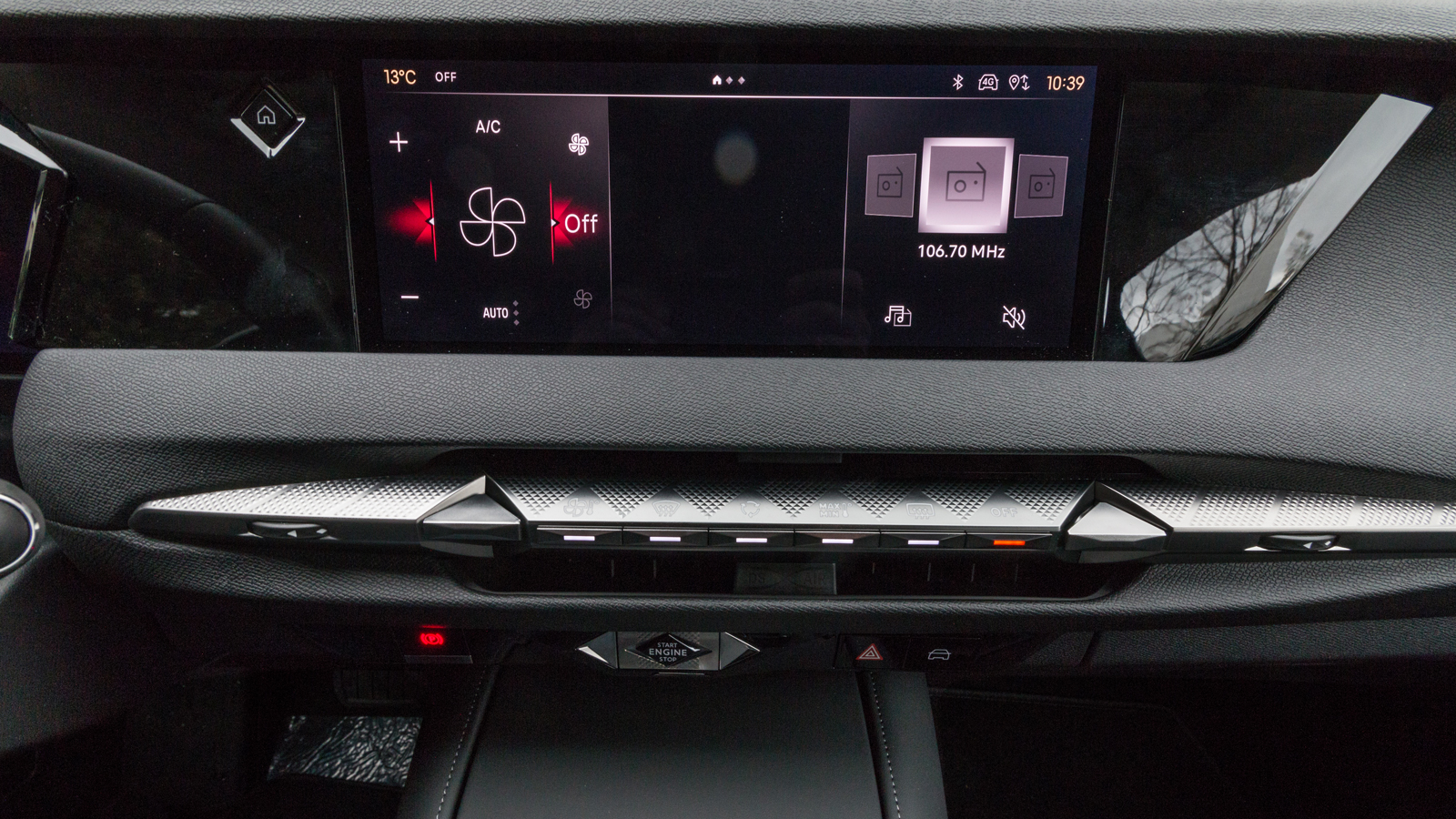 Το DS4 είναι εφοδιασμένο με το infotainment σύστημα με οθόνη 10 ιντσών, DS Iris System, με τον οδηγό να μπορεί να το διαχειριστεί με φωνητικές εντολές